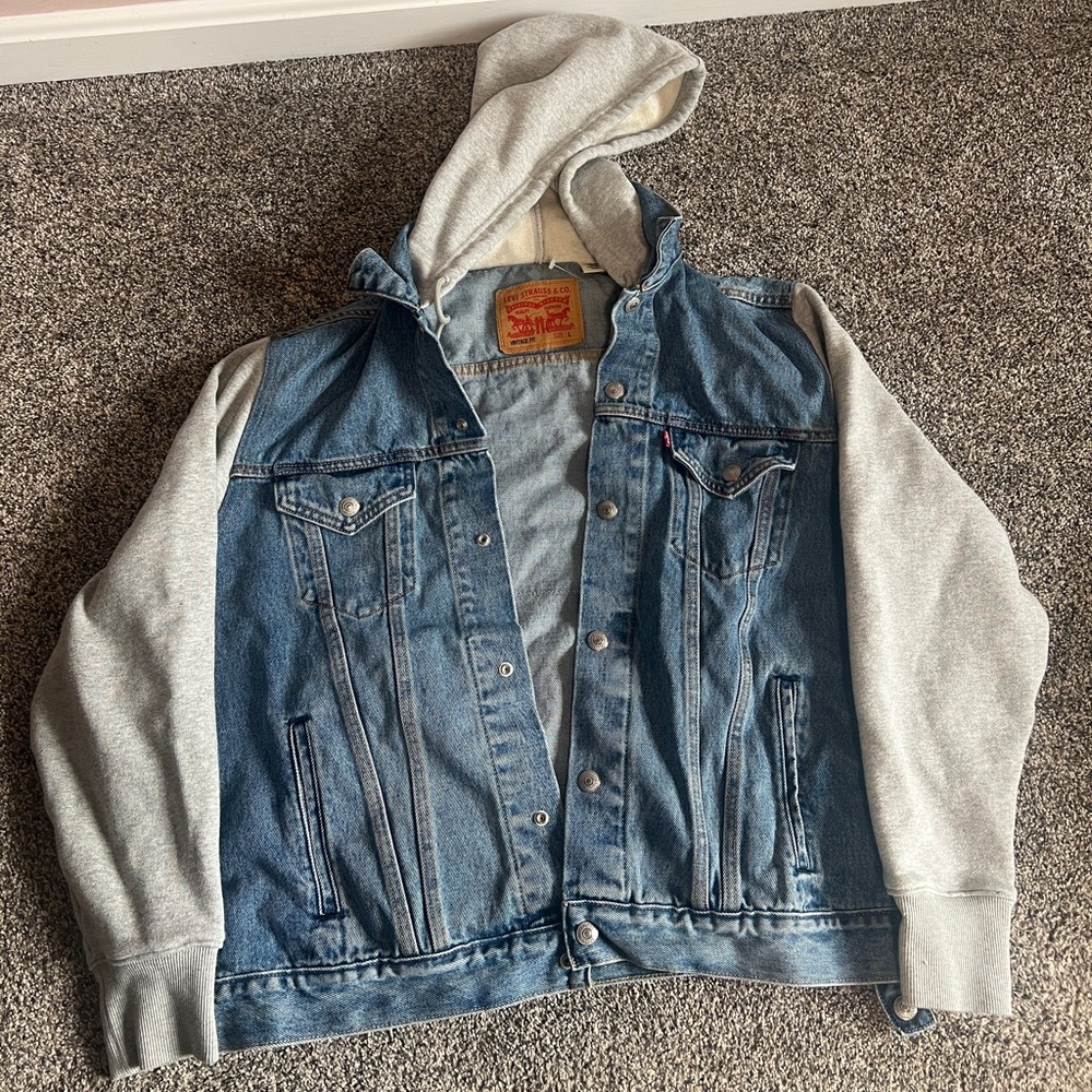 Like new never worn, vintage Levi jacket with hoodie
